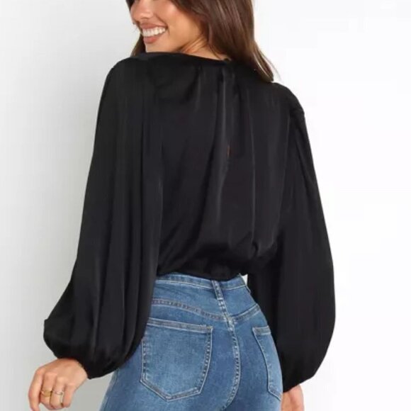 Petal & Pup Betty Cropped Long Sleeve Round Neckline Top Black Size 6 - Picture 2 of 2